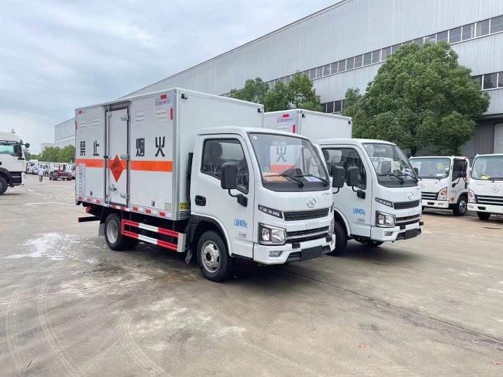 躍進(jìn)福運(yùn)爆破器材運(yùn)輸車