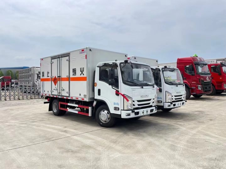 五十鈴藍(lán)牌4.15米爆破器材運(yùn)輸車