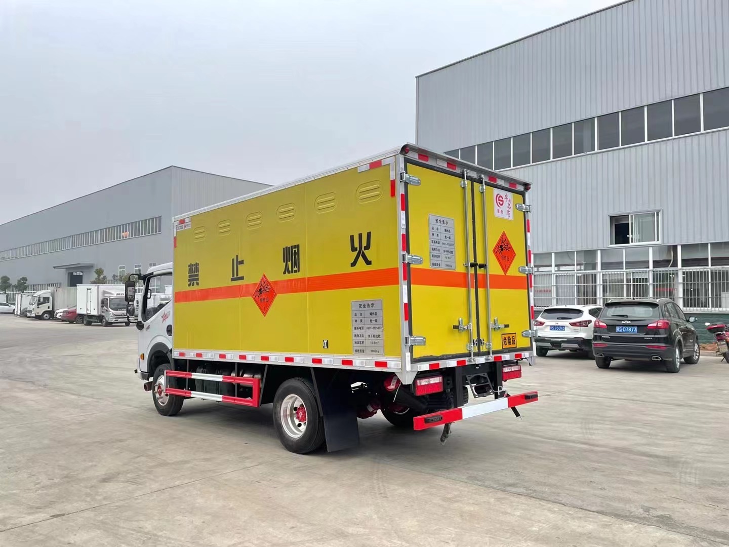 東風多利卡3.8噸炸藥車