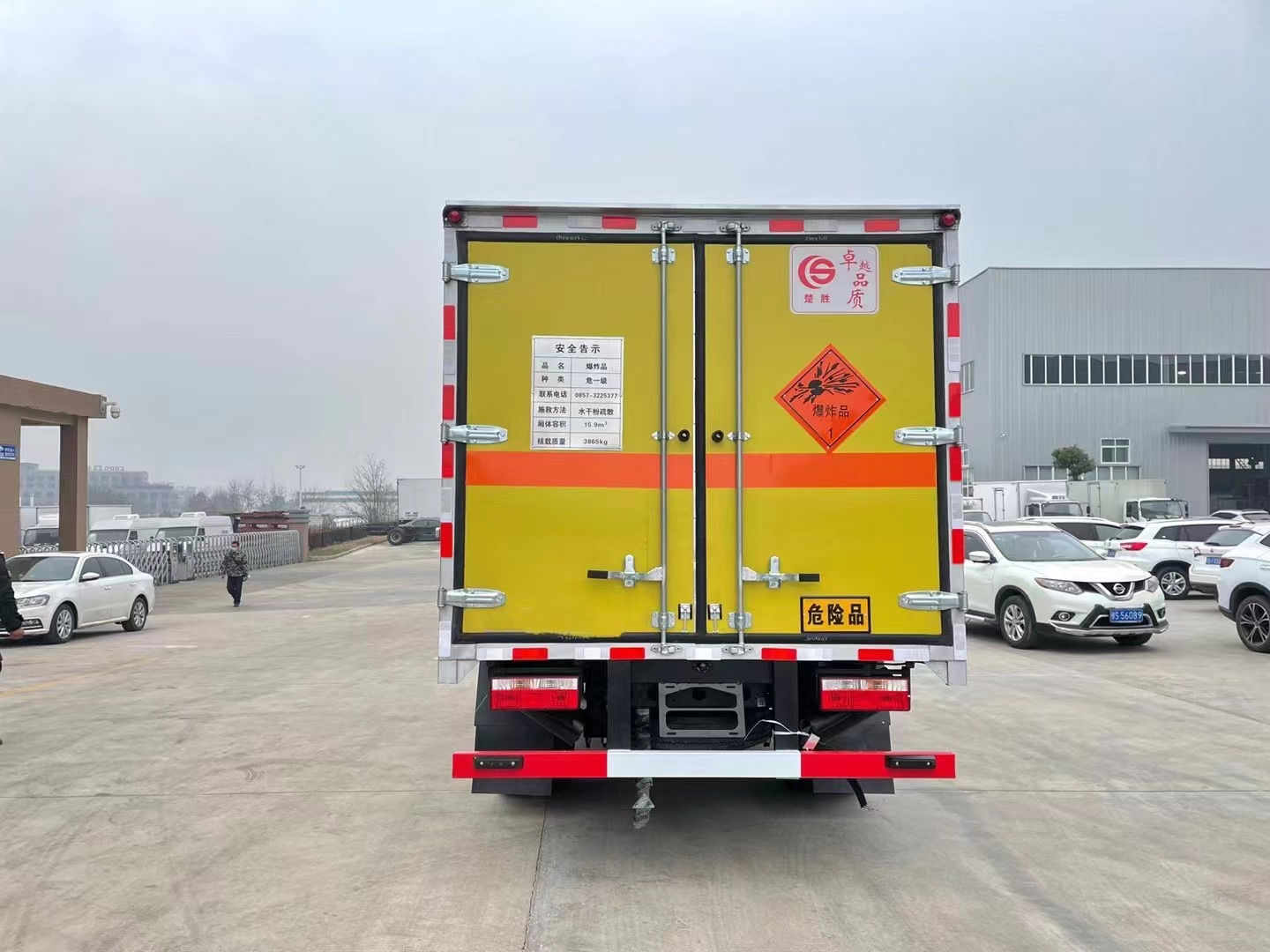 東風多利卡3.8噸炸藥車