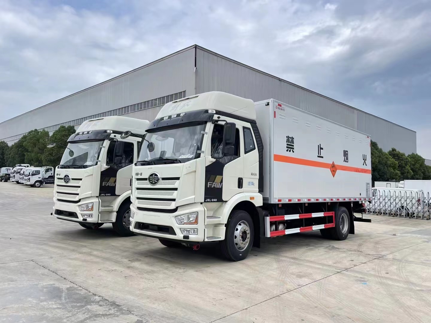 解放7.6米爆破器材運(yùn)輸車(chē)