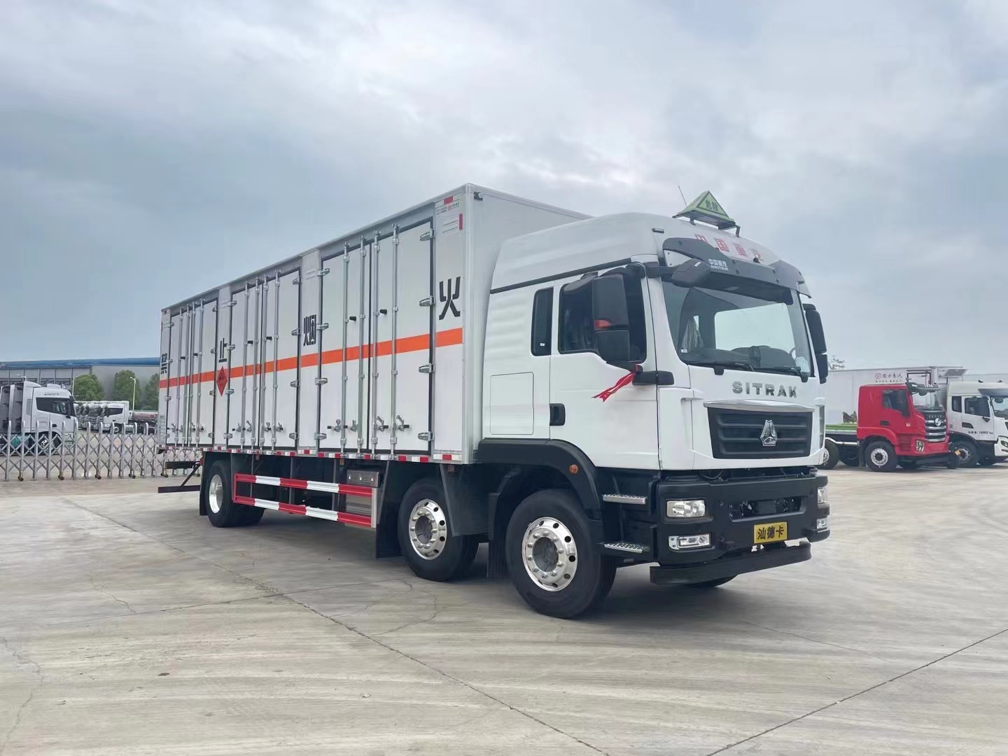 重汽汕德卡9.6米煙花爆竹運輸車