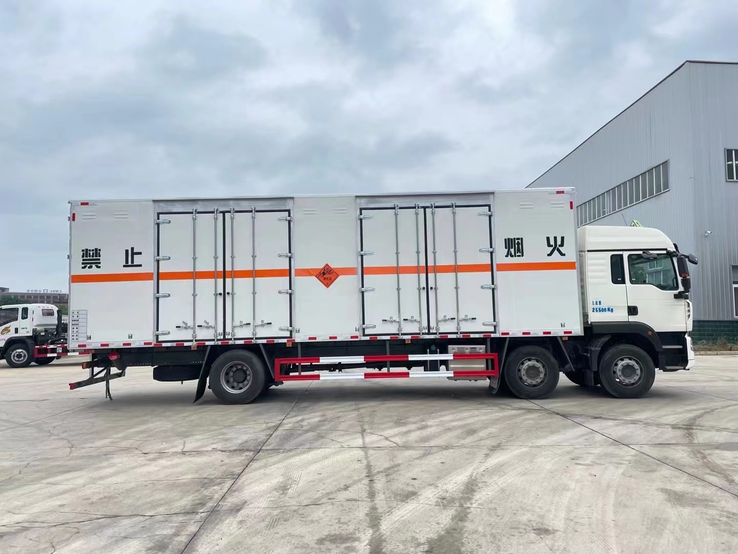 重汽豪沃9.6米煙花炮竹運(yùn)輸車