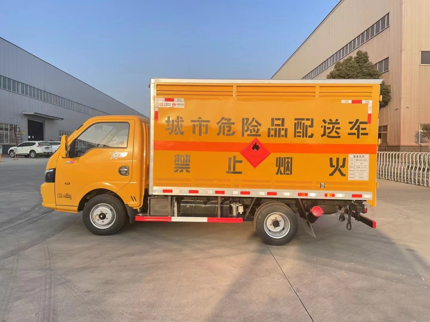 東風(fēng)途逸柴油版3.8米易燃?xì)怏w廂式運(yùn)輸車