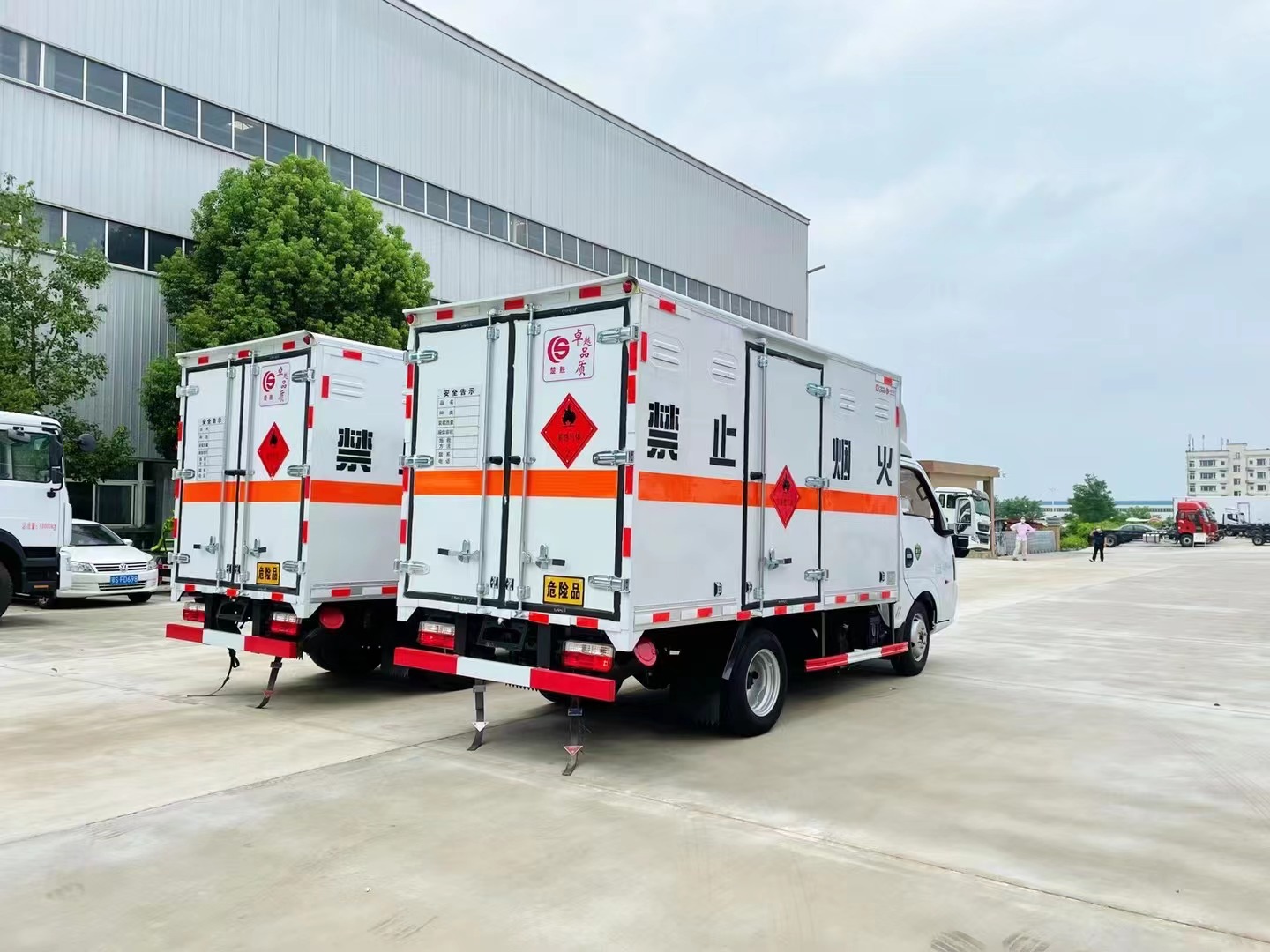 東風(fēng)途逸柴油版3.8米易燃?xì)怏w廂式運(yùn)輸車