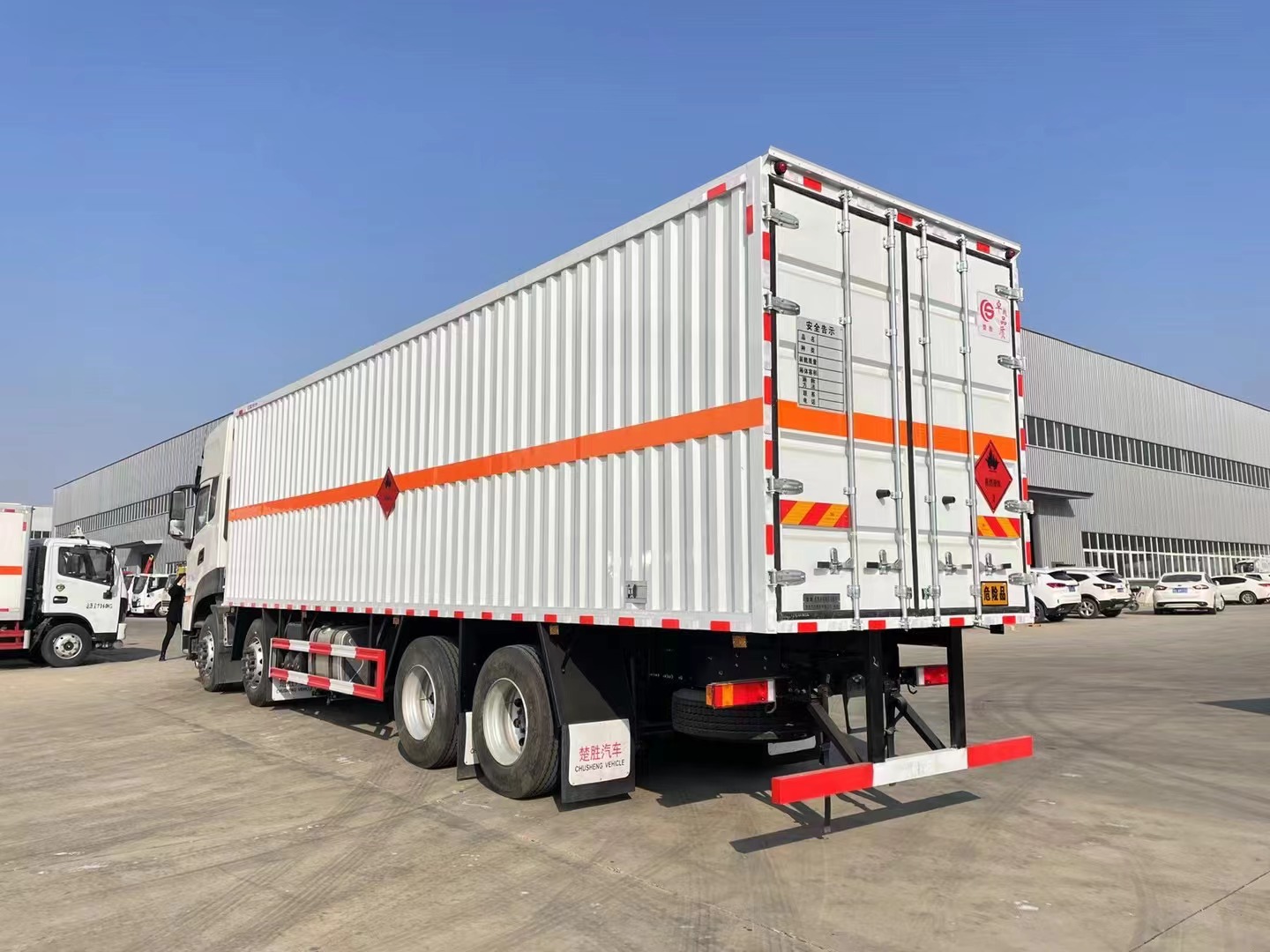 東風天龍9.4米氣體廂式運輸車