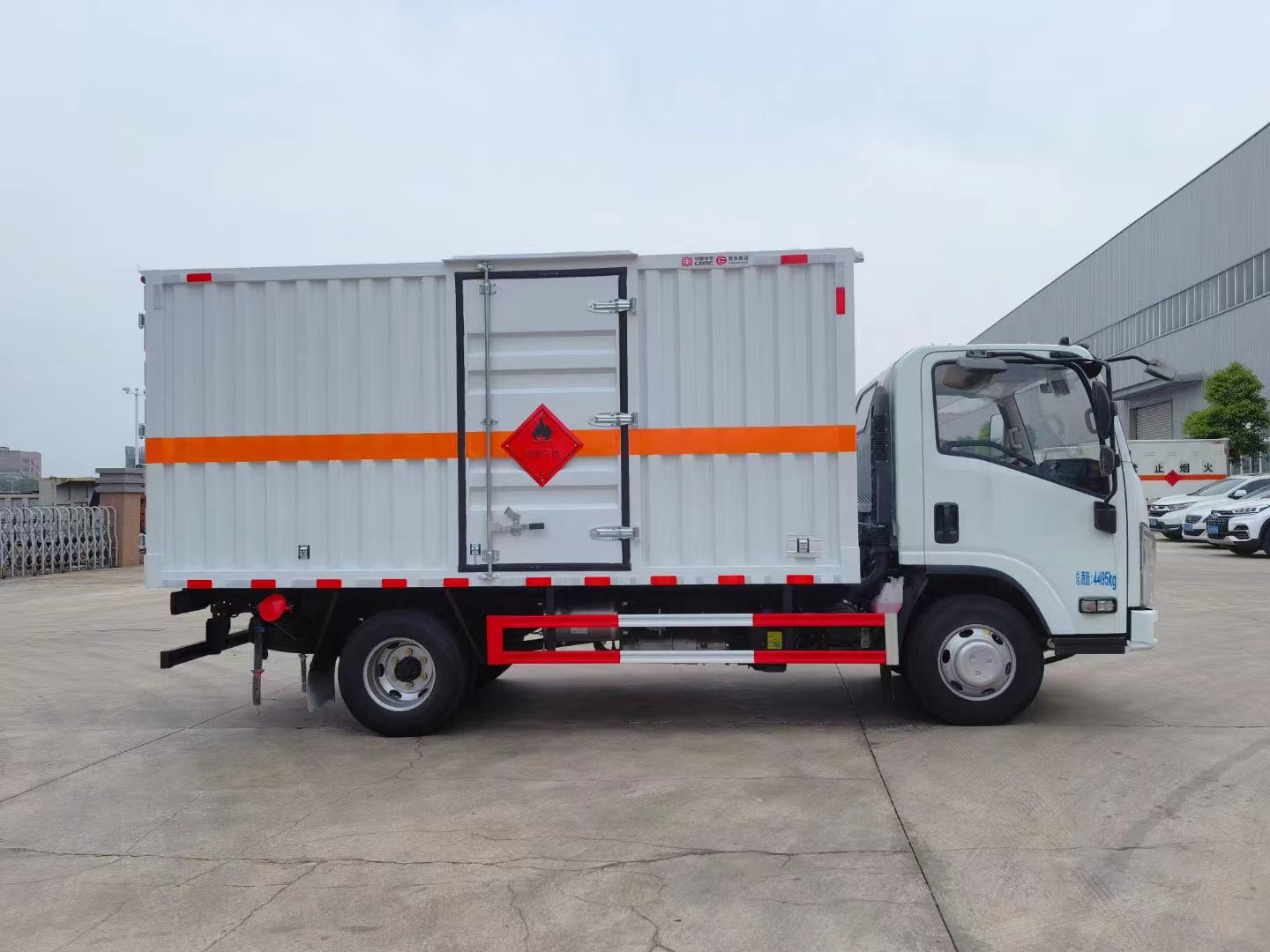 五十鈴藍(lán)牌4.15米易燃液體廂式運(yùn)輸車(chē)