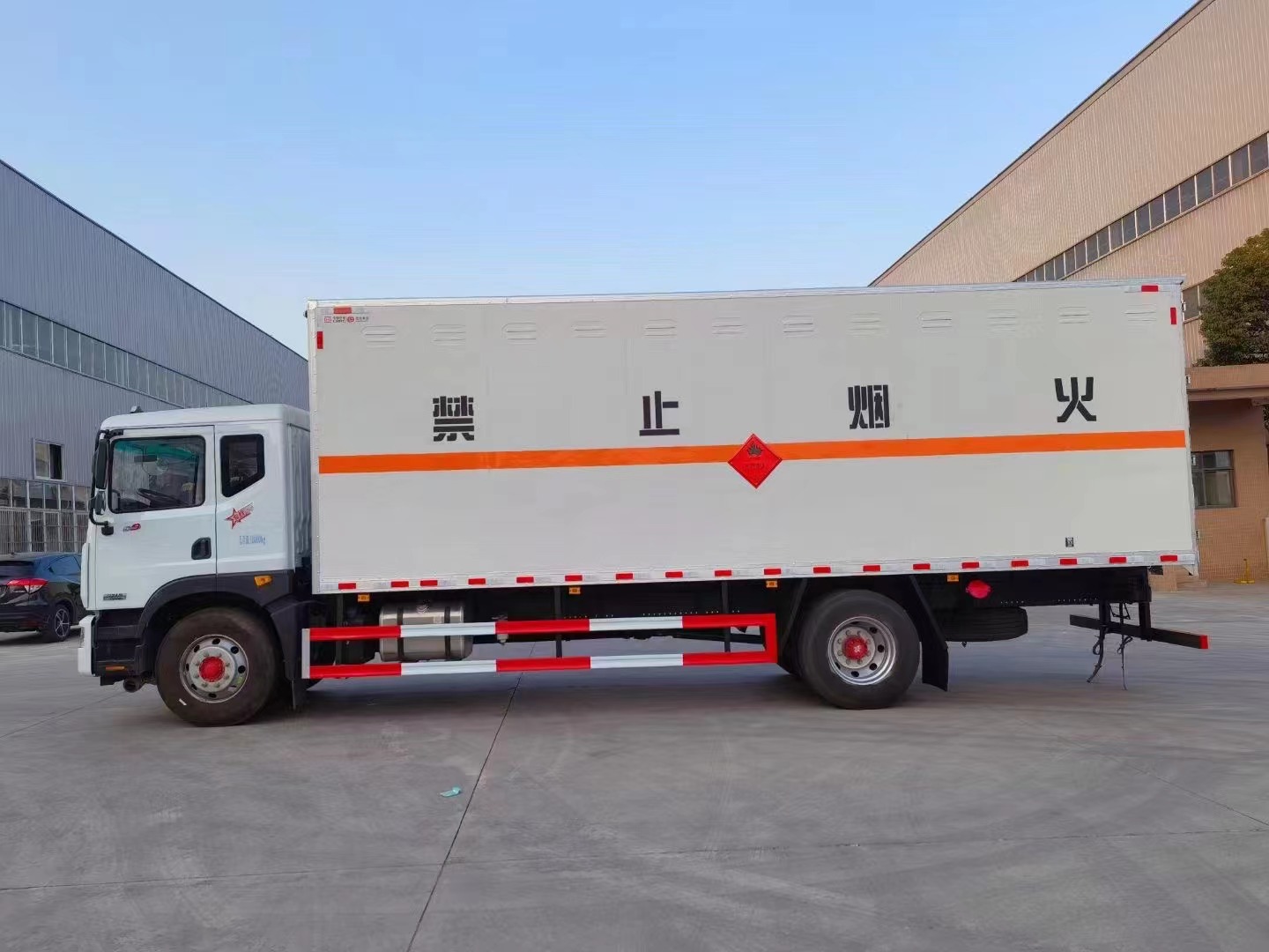 東風(fēng)7米6三類危險(xiǎn)品廂式車