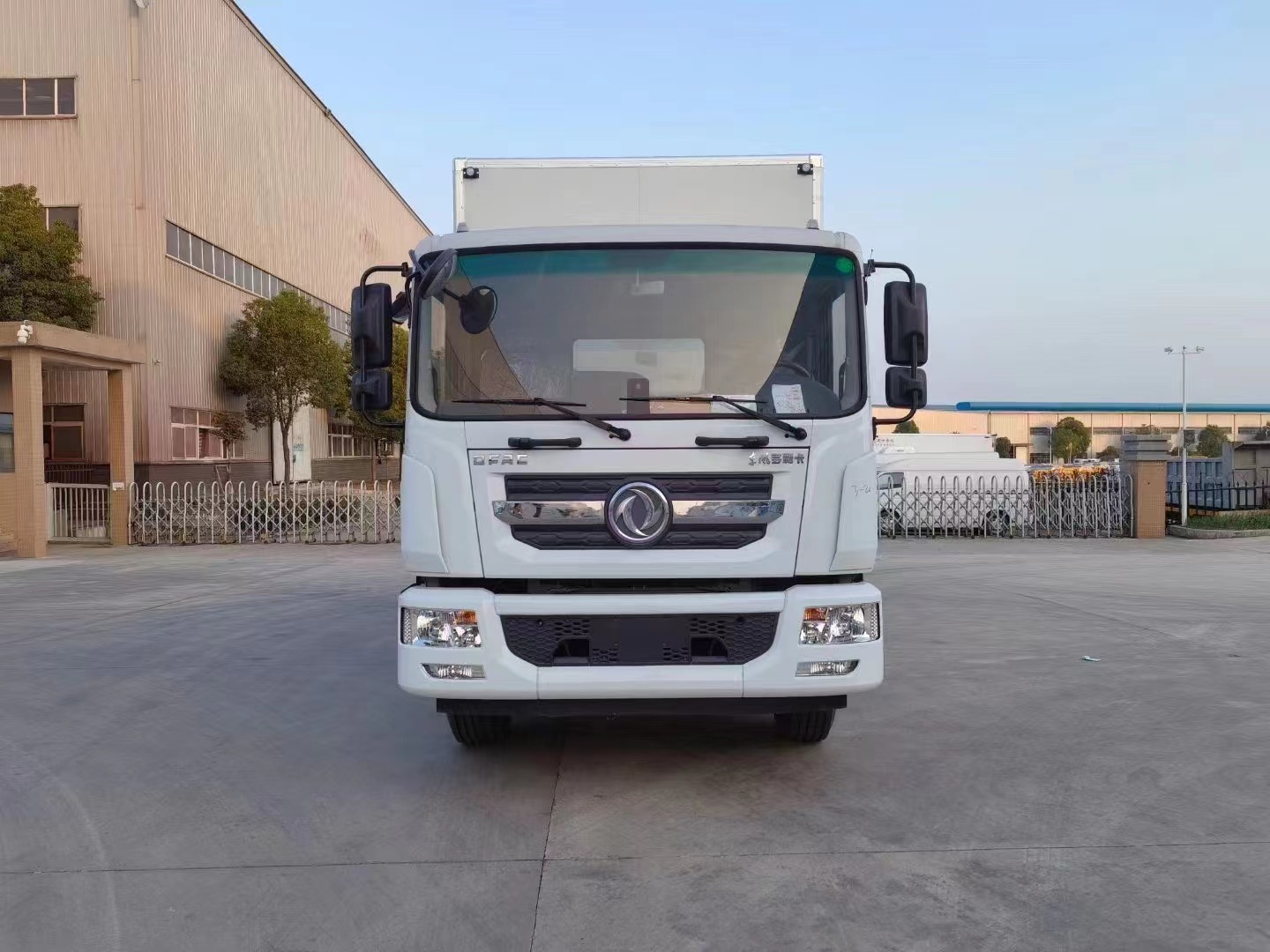 東風(fēng)7米6三類危險(xiǎn)品廂式車