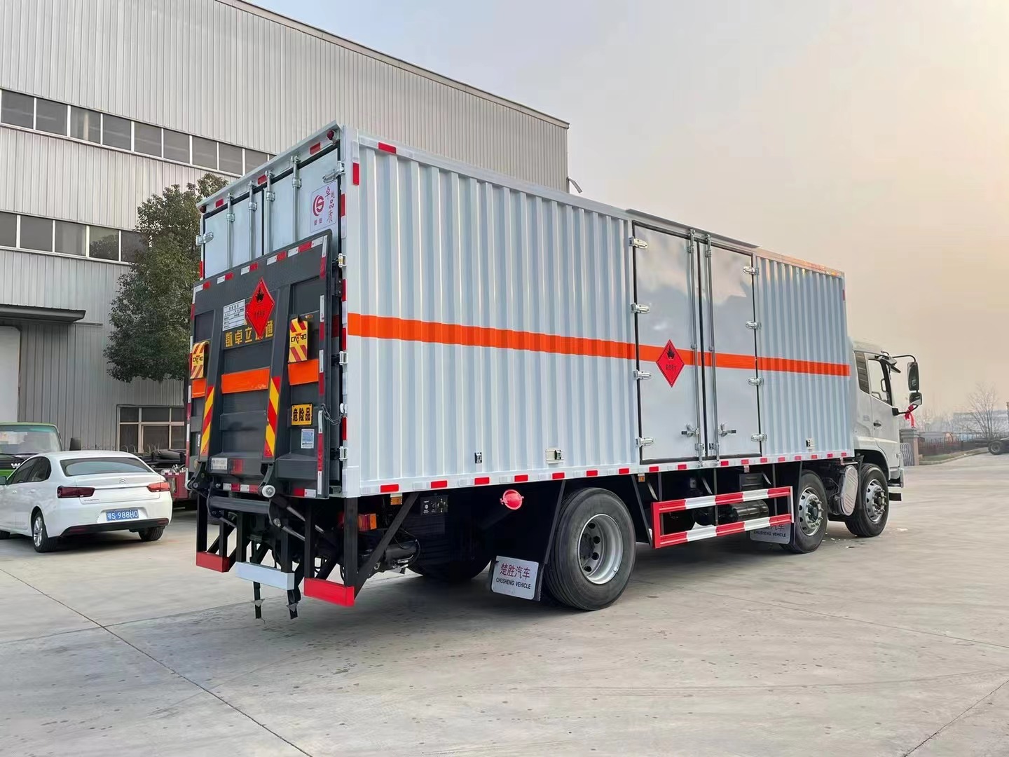 東風天錦小三軸（7.7米/8.6米）液體廂式運輸車