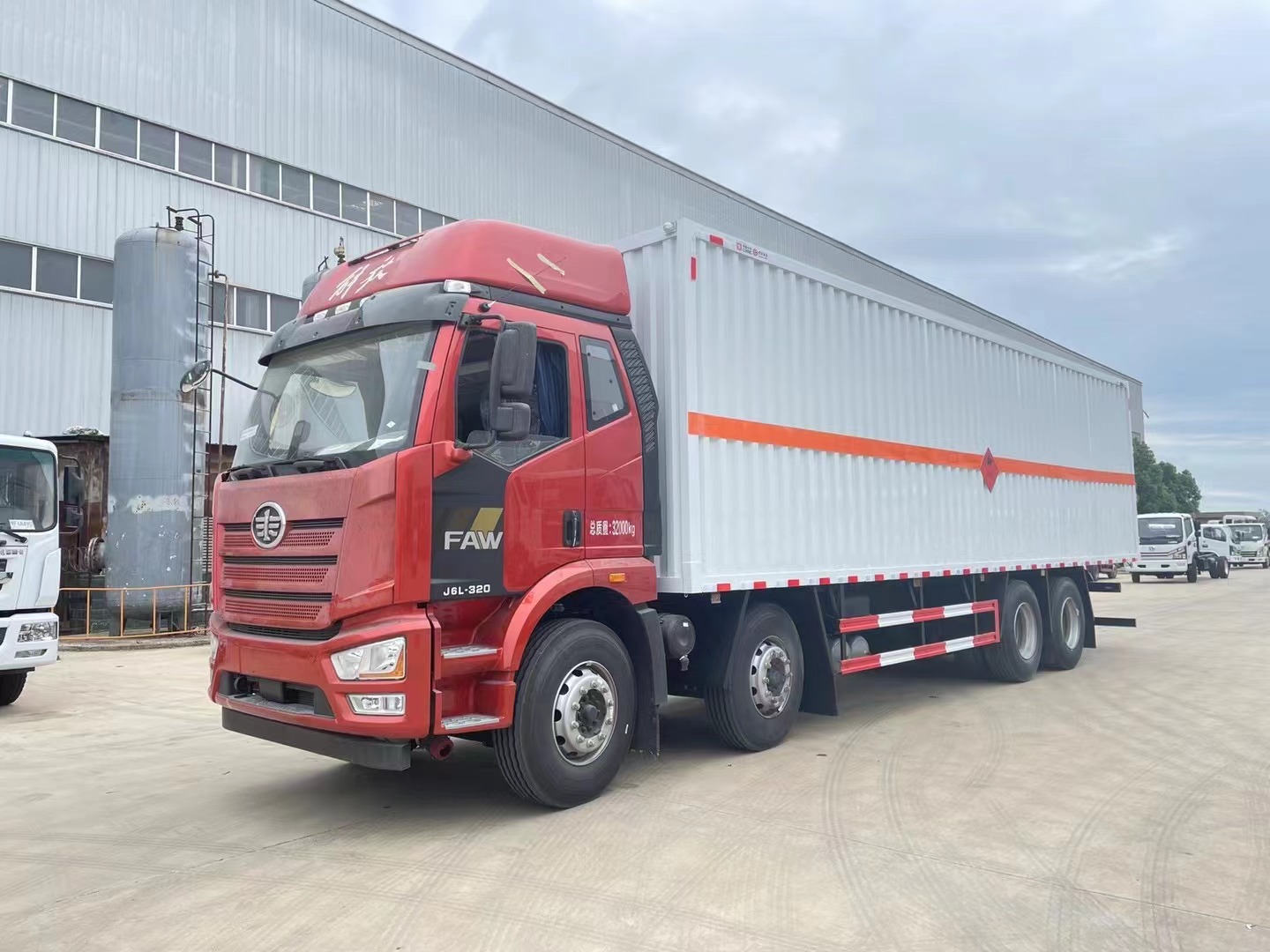 解放9.6米易燃液體廂式運(yùn)輸車