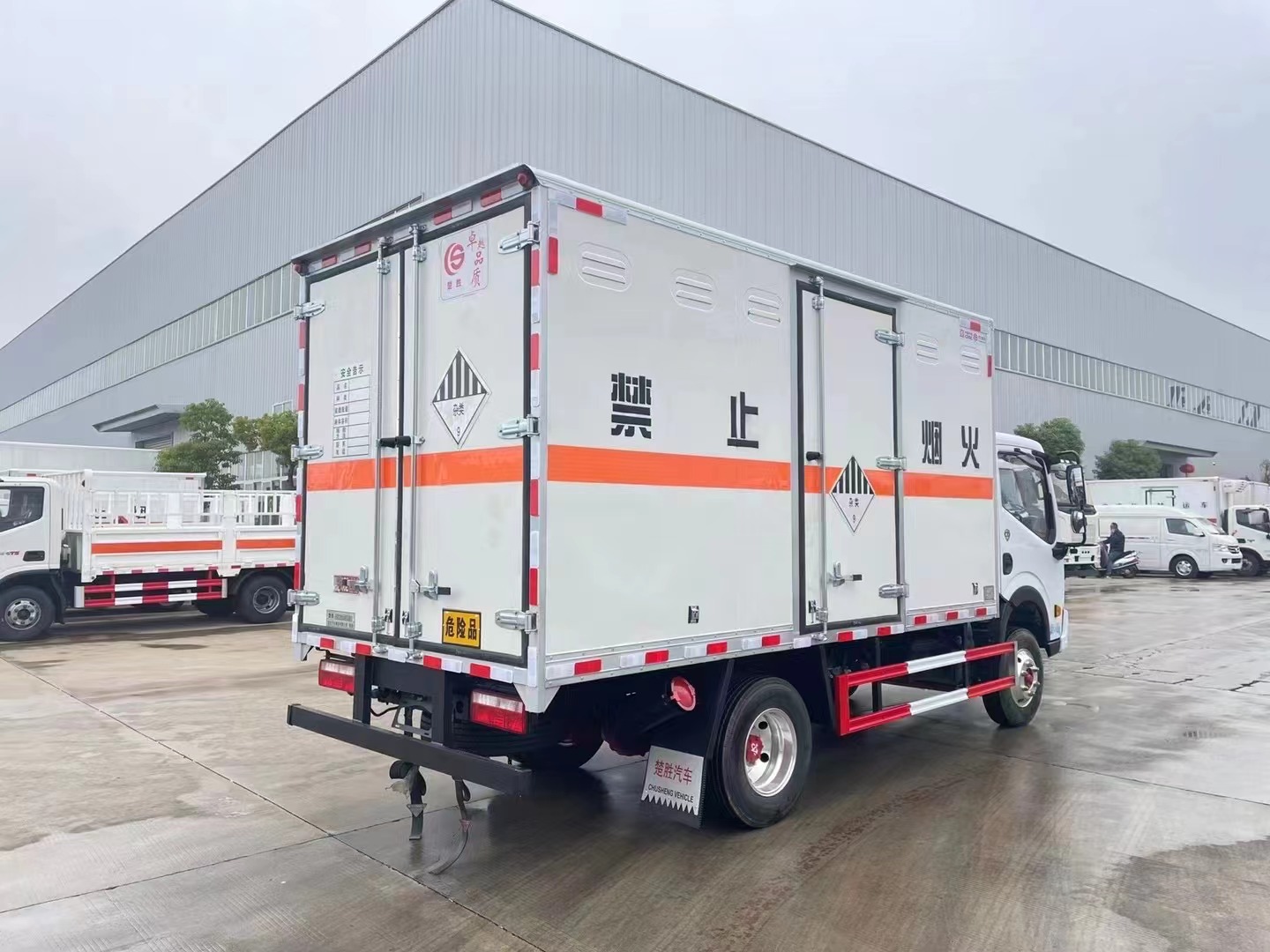 東風(fēng)藍(lán)牌4.2米雜項(xiàng)危險(xiǎn)物品廂式運(yùn)輸車