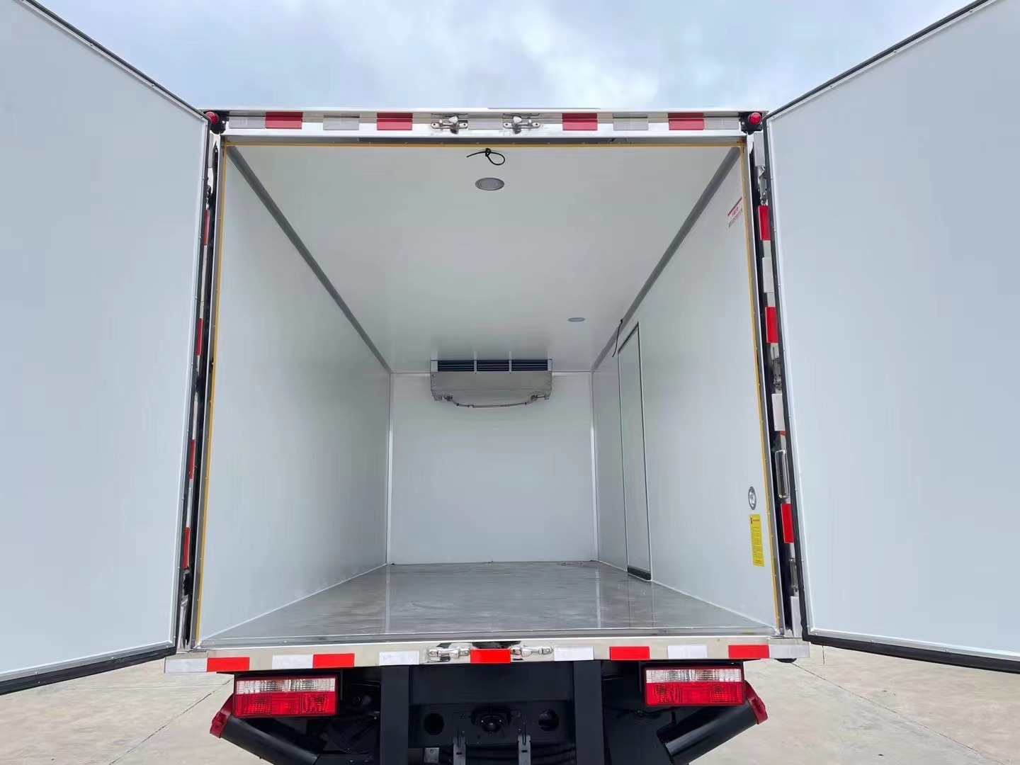 東風(fēng)5.2米雜項(xiàng)廂式車