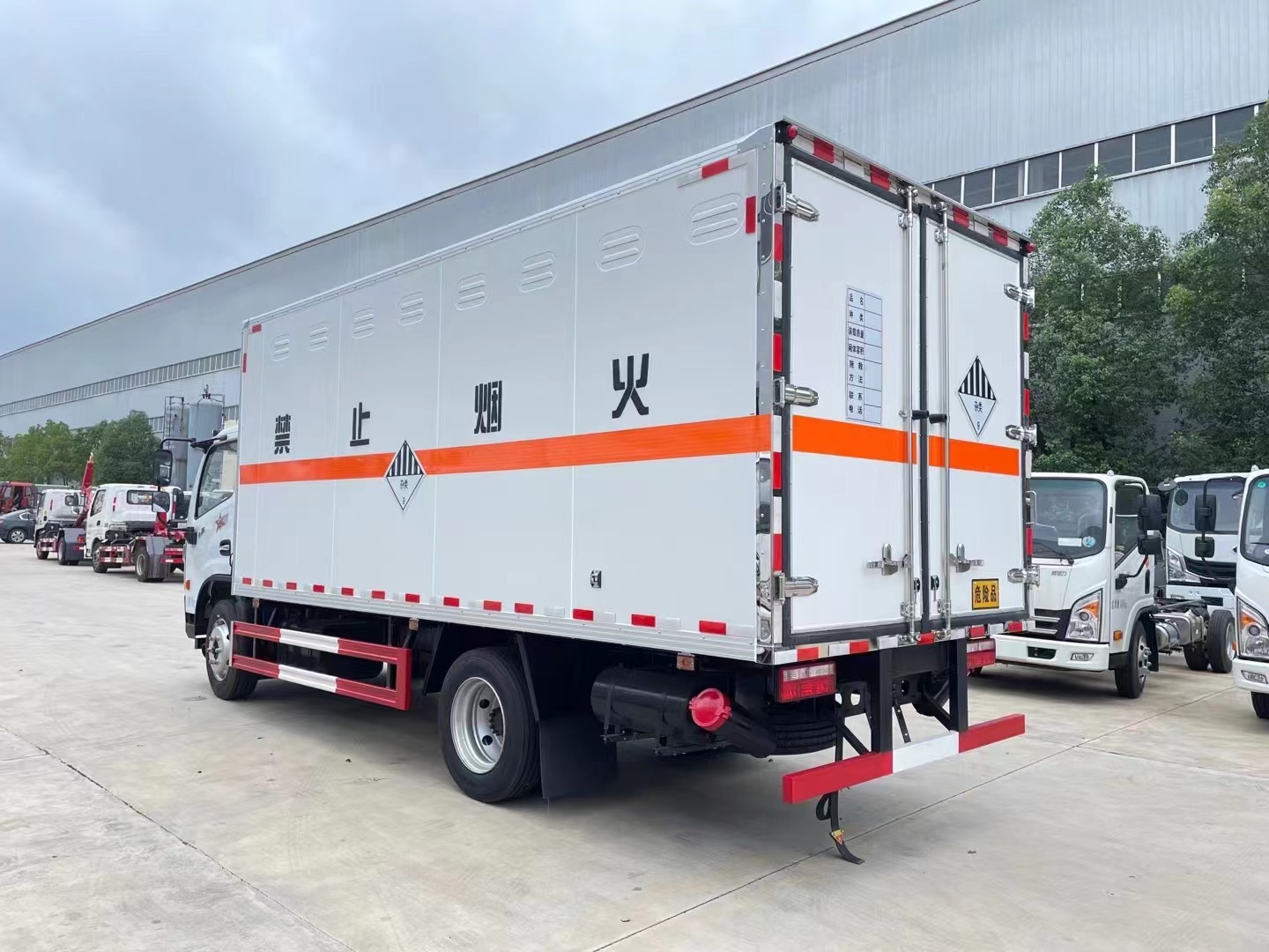 東風(fēng)5.2米雜項(xiàng)廂式車