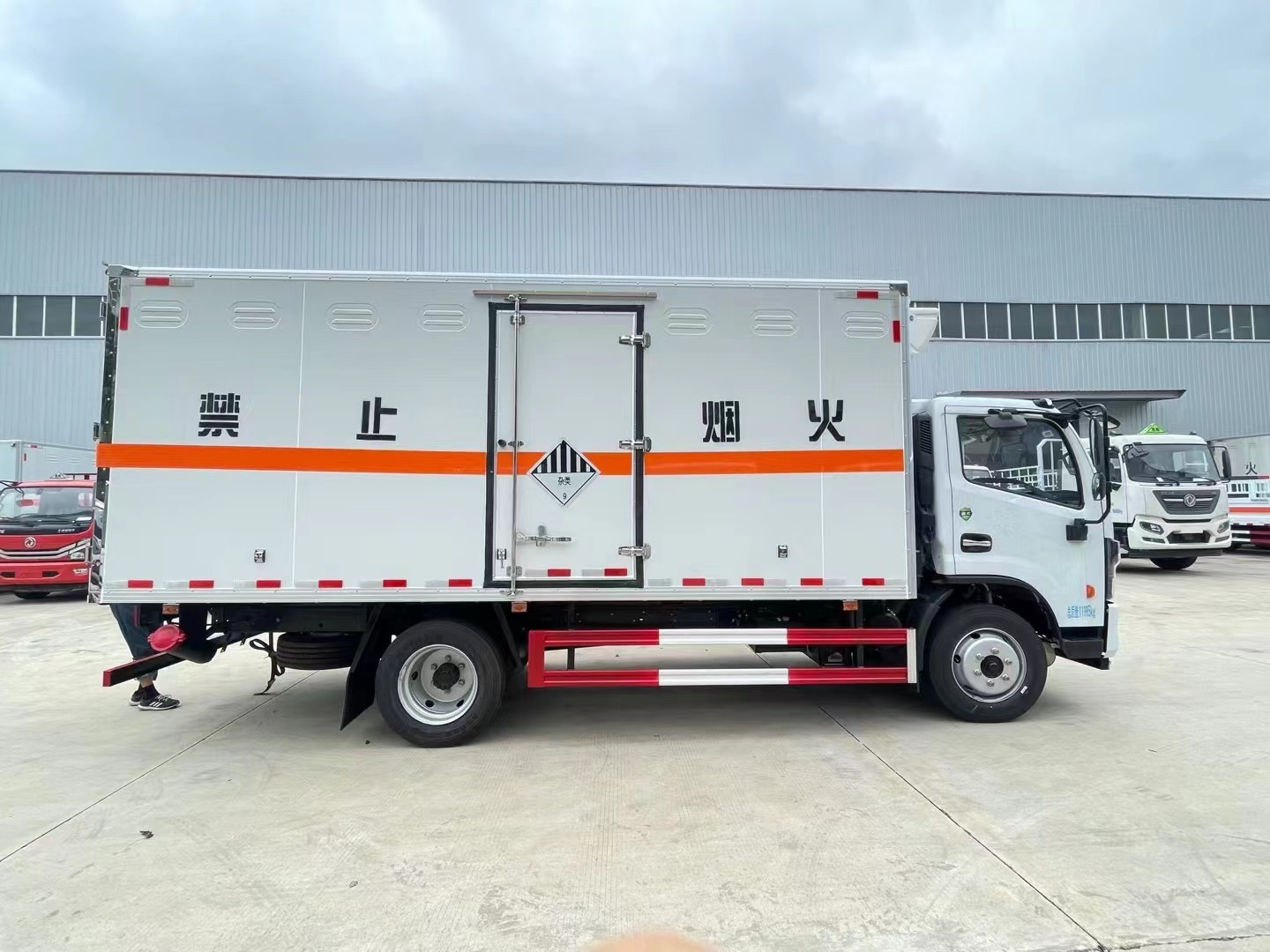 東風(fēng)5.2米雜項(xiàng)廂式車