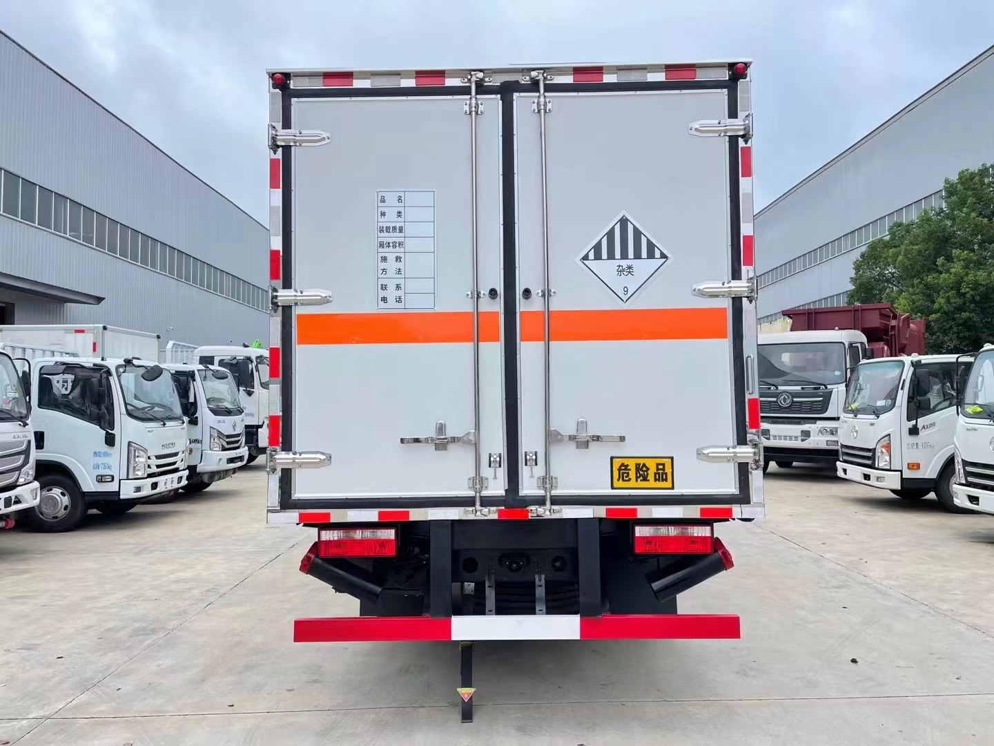 東風(fēng)5.2米雜項(xiàng)廂式車