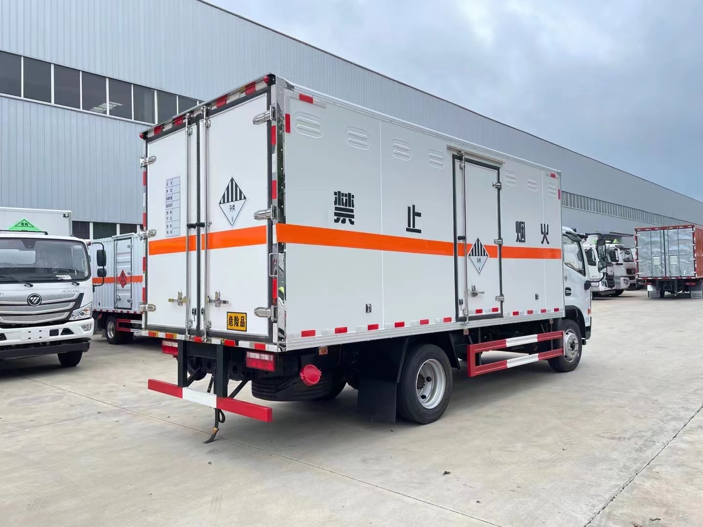 東風(fēng)5.2米雜項(xiàng)廂式車