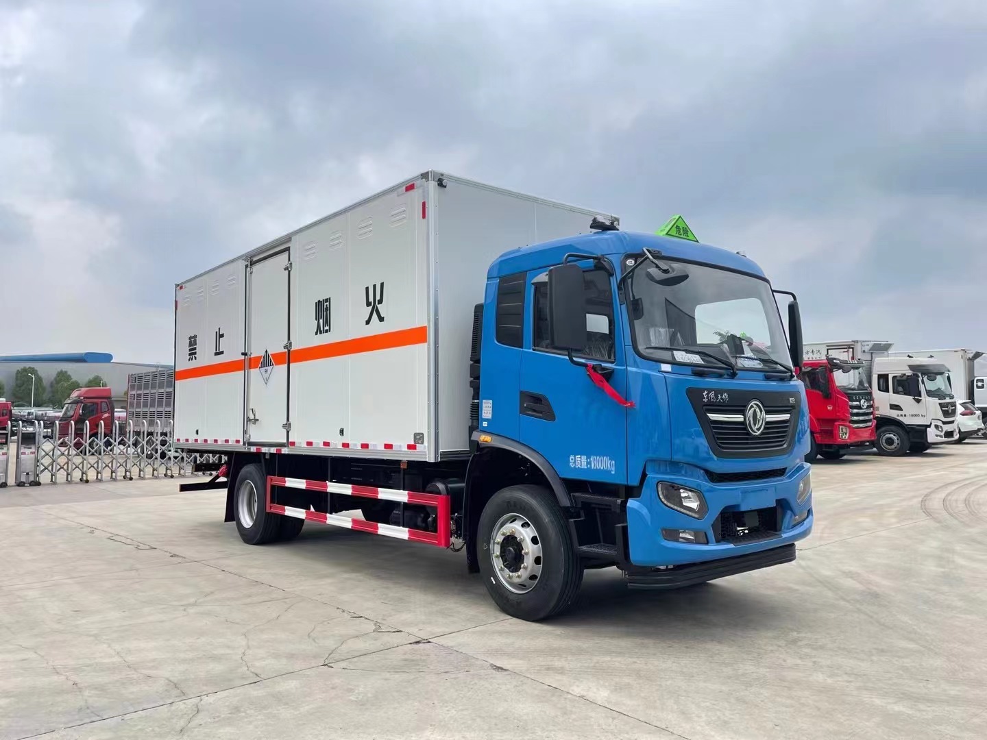 東風(fēng)天錦6.8米9類危險(xiǎn)品車