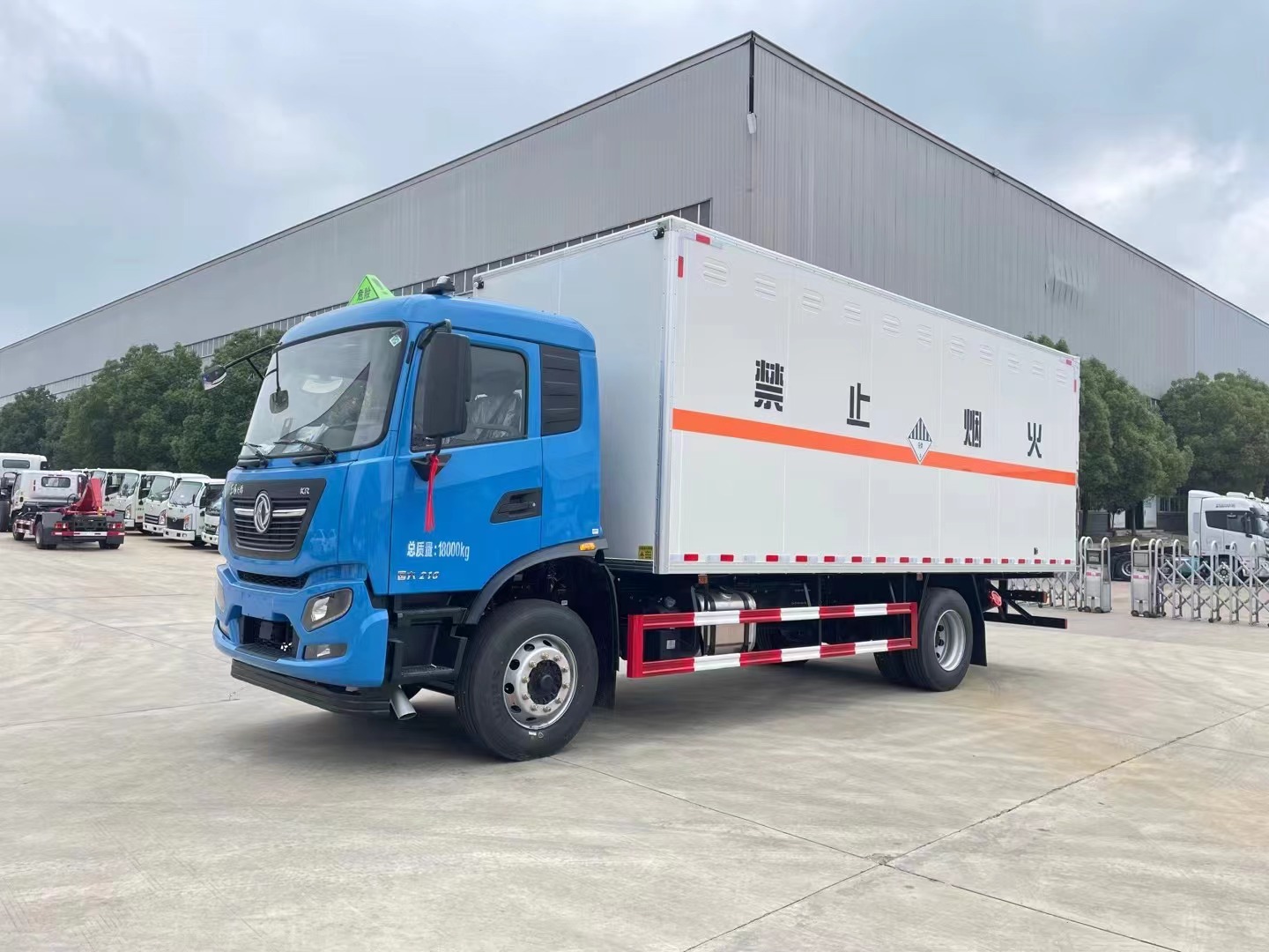 東風(fēng)天錦6.8米9類危險(xiǎn)品車