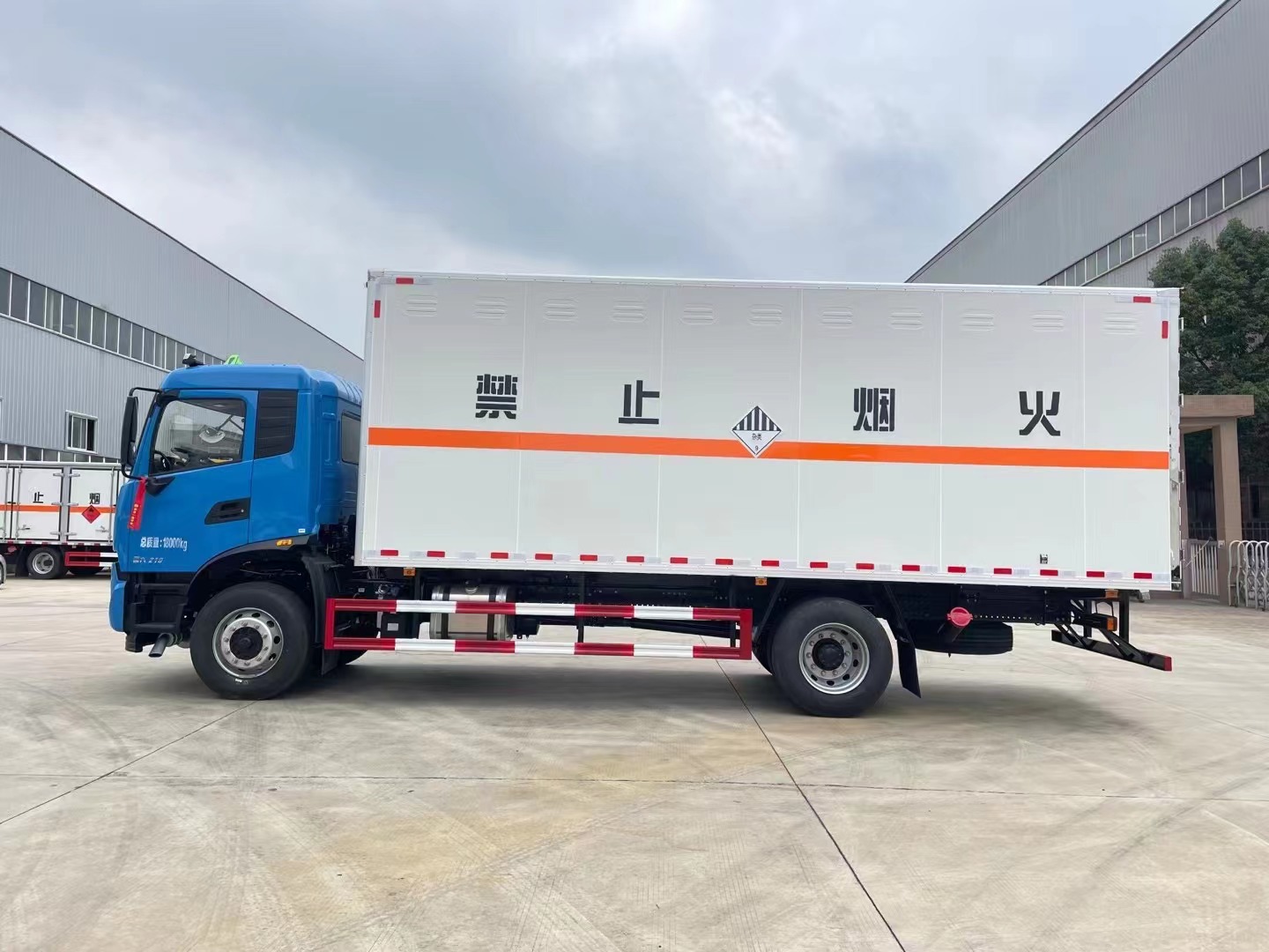 東風(fēng)天錦6.8米9類危險(xiǎn)品車