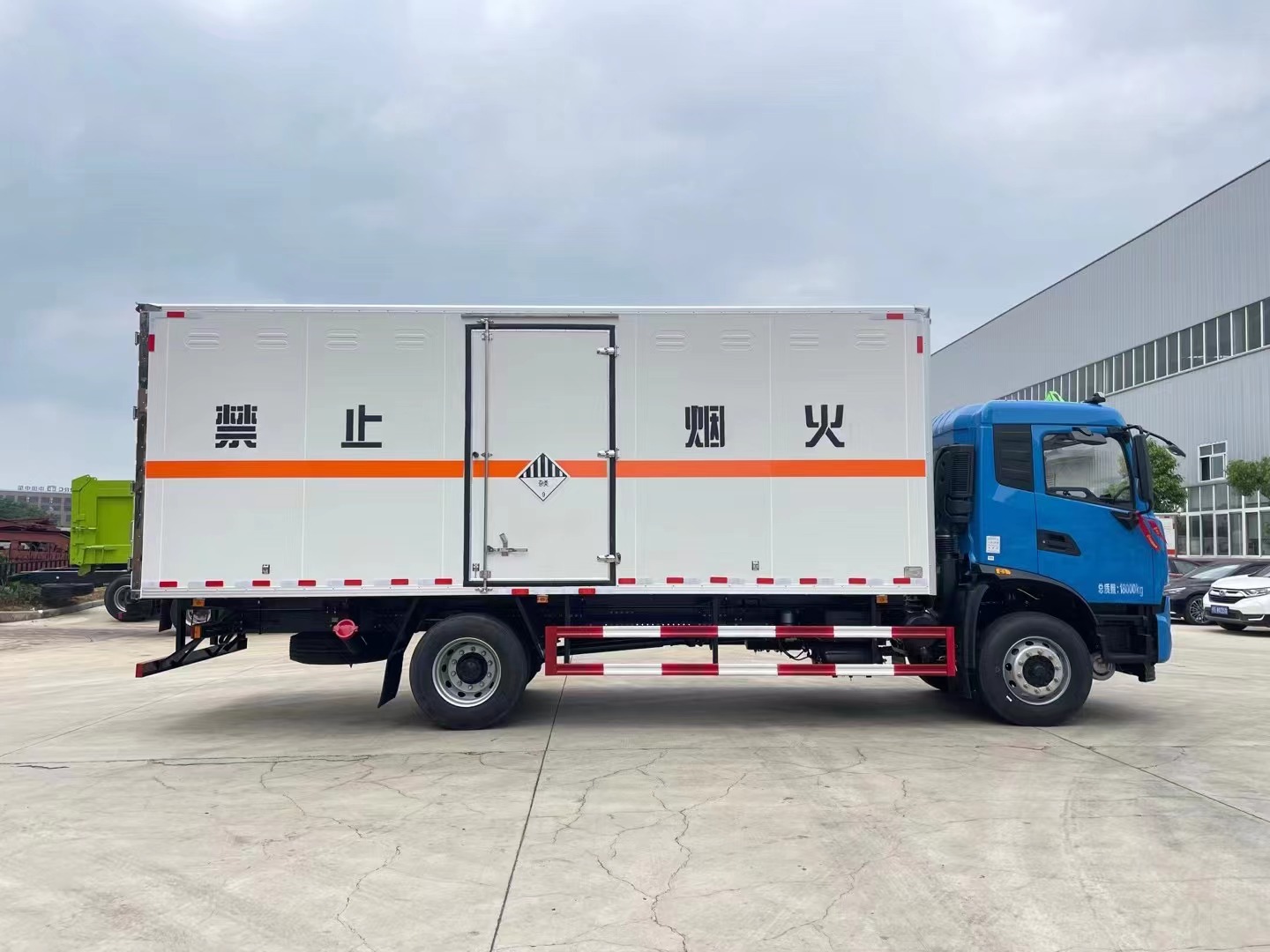 東風(fēng)天錦6.8米9類危險(xiǎn)品車