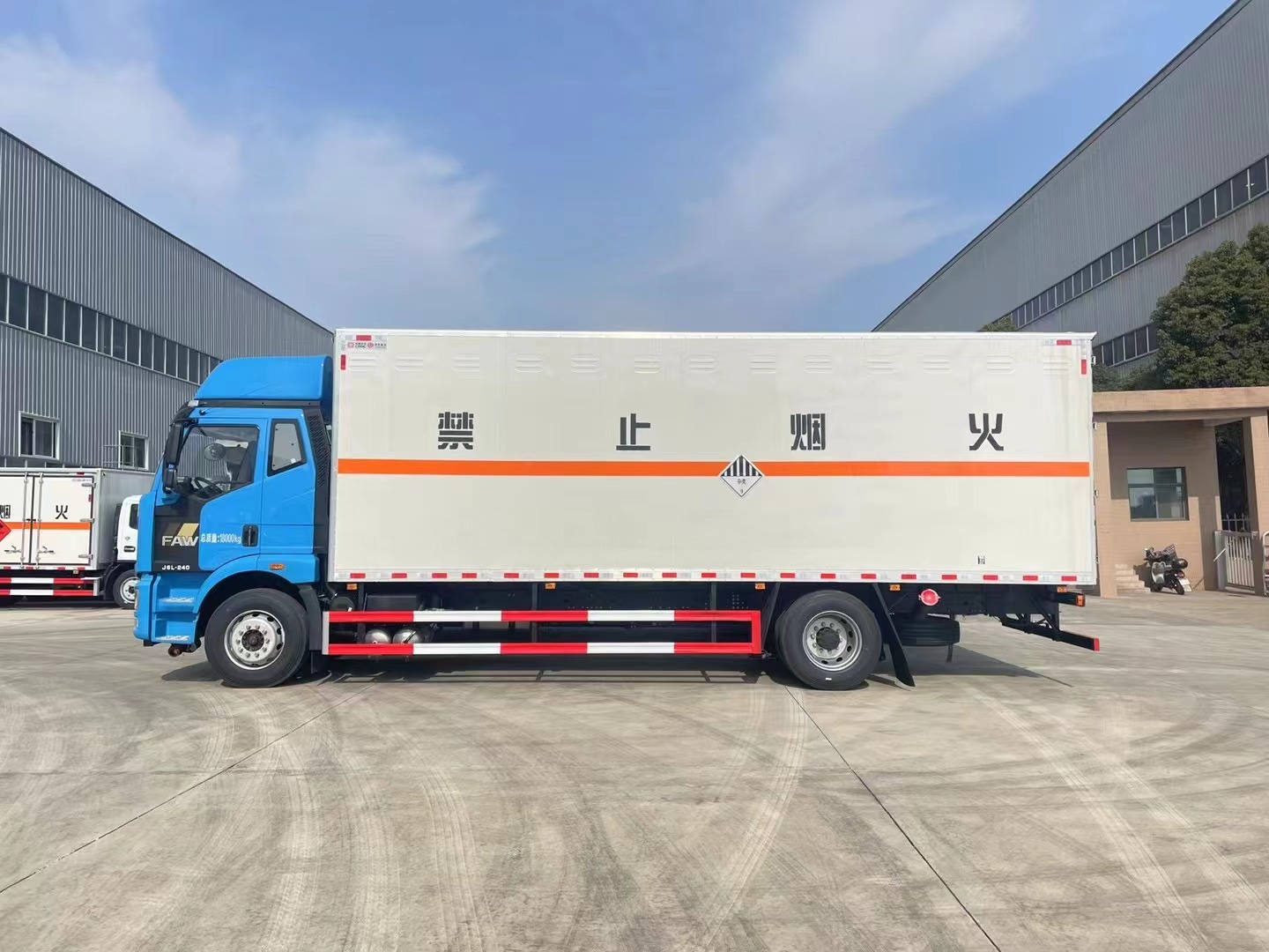 解放精致版6.8米雜項廂式車