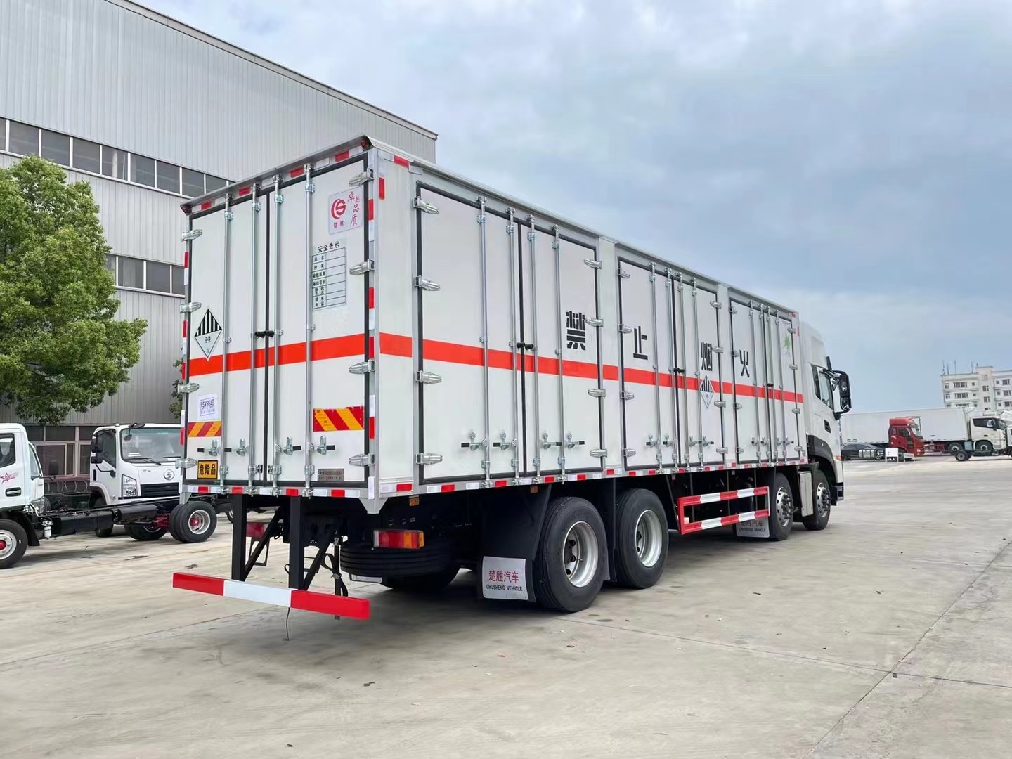 東風天龍9.4米雜項危廢車