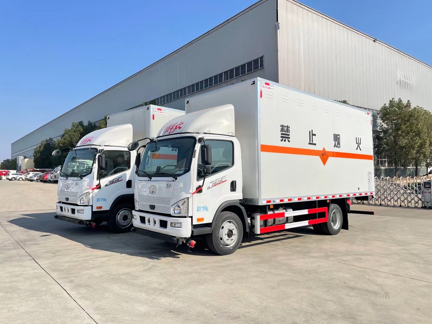 解放5.5米煙花爆竹運(yùn)輸車