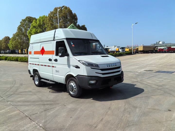 依維柯面包式氣體氣瓶危險(xiǎn)品運(yùn)輸車